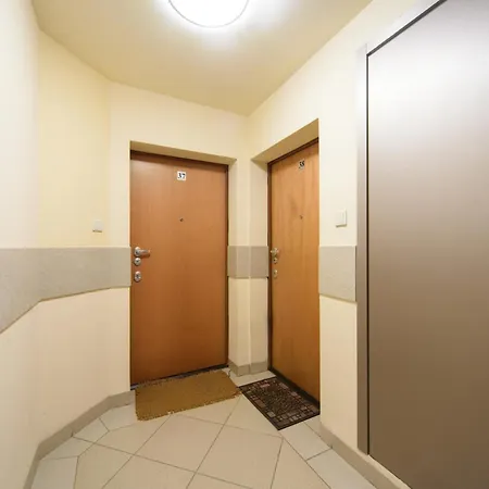 Podrozniczy Apartament Od Dziedzinca, Parking, Rynek 700 M Lägenhet *